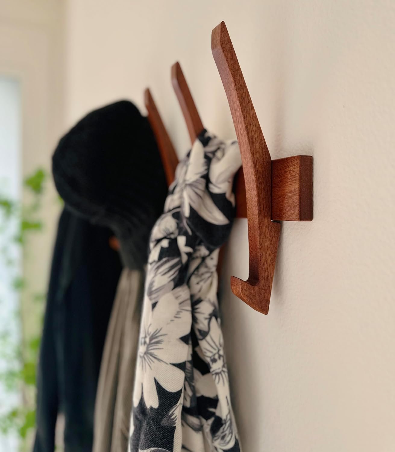 Wooden Wall Hook Rack with 5 Hooks, Solid Sapele Wood Coat Rack, Mid-Century Modern Wall Mounted Entryway Organizer, Heavy-Duty 22 lb Capacity